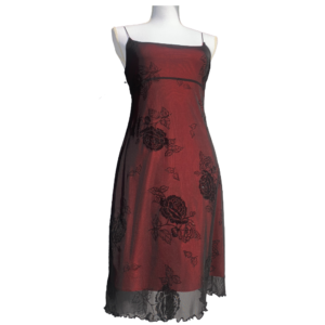 Robe rouge voile motifs rose noir goth